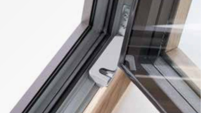 Immagine di catalogo del dettaglio di un’anta di finestra aperta che mette in primo piano la parte centrale del serramento realizzato in PVC