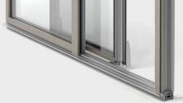 Immagine di catalogo di una porta finestra scorrevole, aperta a metà, con ante a tutto vetro e profili in alluminio color grigio scuro