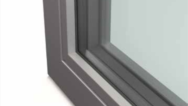 Immagine di catalogo di una porzione di finestra che evidenzia un triplo vetro in tonalità neutra e trasparente, con intercapedini, su anta di colore scuro. Nell’immagine, la guarnizione mediana in posizione riparata per resistere alle intemperie