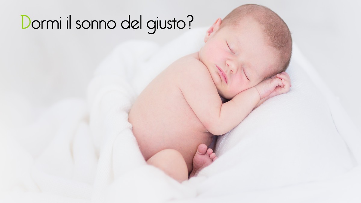 Le zanzariere anticimici sono la soluzione ideale contro tutti i tipi di insetti Bambino che dorme e la scritta "Dormi il sonno del giusto?"