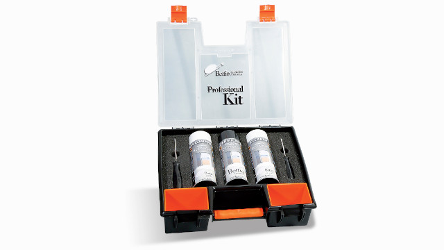 La valigetta che contiene il kit professionale con i prodotti di pulizia e strumenti per la manutenzione Immagine della valigetta con le bombolette spray di pulizia e gli attrezzi per la manutenzione