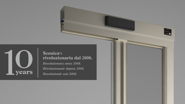 Immagine della zanzariera motorizzata per porta finestra, a scorrimento laterale e senza binario a pavimento, con motore e sensore di rilevamento sulla parte alta del telaio Parte superiore del modello MotoScenica
