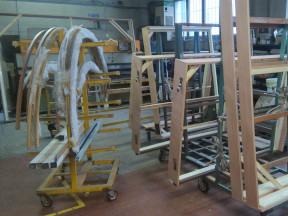 Siamo rivenditori, ma alcune lavorazioni devono essere necessariamente fatte in proprio L'officina nella sede di Marco Fioretti