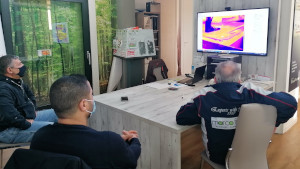 Corso nella sede di Cernusco sul Naviglio. Il personale dell'azienda assiste al corso teorico. Clicca per ingrandire Alessandro, Zaki e Lorenzo seguono il corso sul monitor