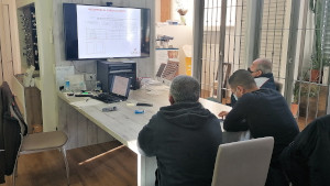 Corso nella sede di Cernusco sul Naviglio. Il personale dell'azienda assiste al corso teorico. Clicca per ingrandire Alessandro, Zaki e Lorenzo seguono il corso sul monitor