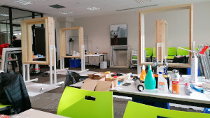 L'esame nella sede Finstral di Alessandria. Laboratorio con scrivanie, pannelli e attrezzi. Clicca per ingrandire L'esame nella sede Finstral di Alessandria. Laboratorio con scrivanie, pannelli e attrezzi