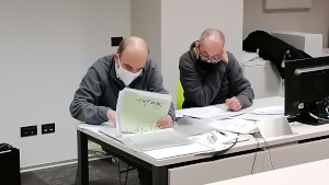 L'esame nella sede Finstral di Alessandria. Lorenzo Bonometti con l'esaminatore durante l'esame orale. Clicca per ingrandire Alessandro Bonometti e l'esaminatore seduti accanto alla scrivania