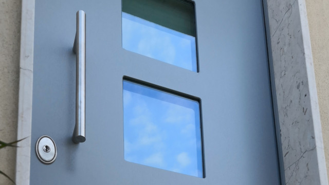 Porta blindata. Clicca per ingrandire Porta blindata vista dall’esterno, con una linea elegante che si inserisce perfettamente nell’ingresso dell’abitazione