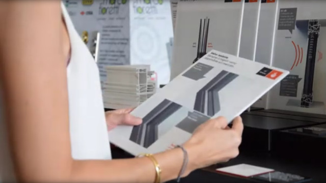 Donna che legge uno dei pannelli informativi con le specifiche tecniche