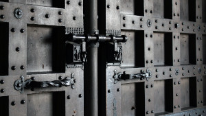 Vecchia serratura su porta antica di legno e metallo