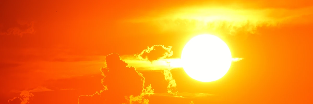 La luce non solo fa vedere, ma regala anche un senso Il sole giallo al tramonto, con il cielo di tanti arancioni. La luce non solo fa vedere, ma regala anche un senso