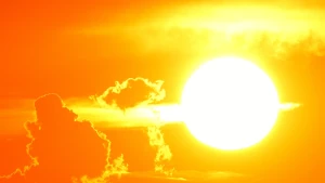 Il sole giallo al tramonto, con il cielo di tanti arancioni. La luce non solo fa vedere, ma regala anche un senso