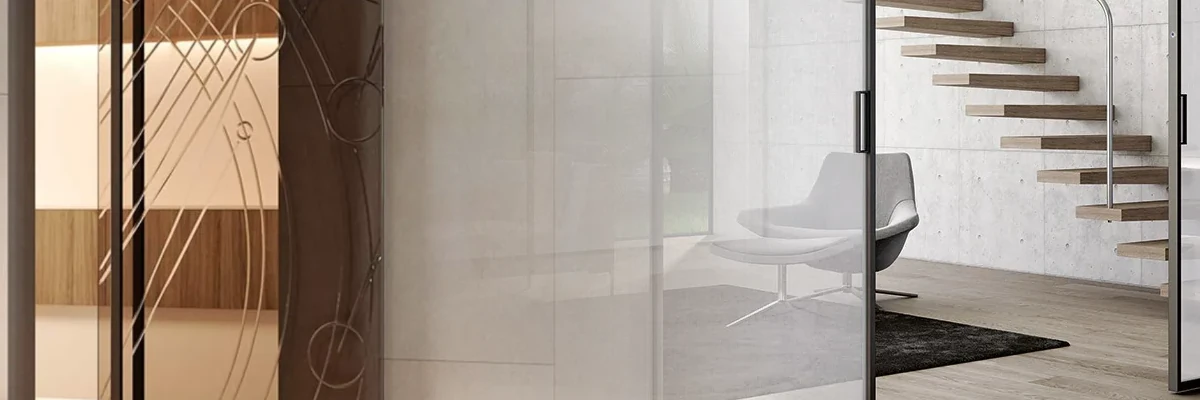 Bertolotto propone sia le porte classiche sia quelle innovative e di design Fotomontaggio di una porta di design e di una porta trasparente: Bertolotto propone sia le porte classiche sia quelle innovative e di design