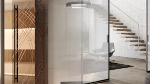 Fotomontaggio di una porta di design e di una porta trasparente: Bertolotto propone sia le porte classiche sia quelle innovative e di design