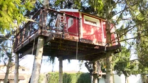 Una casa sull'albero non è (solo) un gioco per bambini. È anche un'esperienza per persone curiose di tutte le età