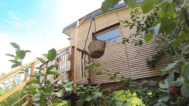 Una stanza aggiuntiva può essere davvero una manna quando c'è bisogno di spazio e di tranquillità. Casa sull'albero dotata di scale e carrucola. Una stanza aggiuntiva può essere davvero una manna quando c'è bisogno di spazio e di tranquillità.