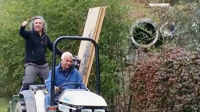 Non si può costruire una casa sull'albero e poi dimenticarsene: occorre averne cura costantemente. Due persone si prendono cura dell'ambiente. Non si può costruire una casa sull'albero e poi dimenticarsene: occorre averne cura costantemente.