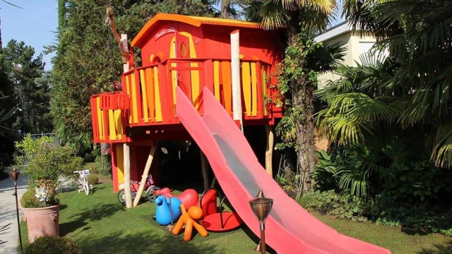 Una casetta sull'albero è una dimensione magica che per i bambini può voler dire molte cose: avventura, riservatezza, coinvolgimento, socialità eccetera