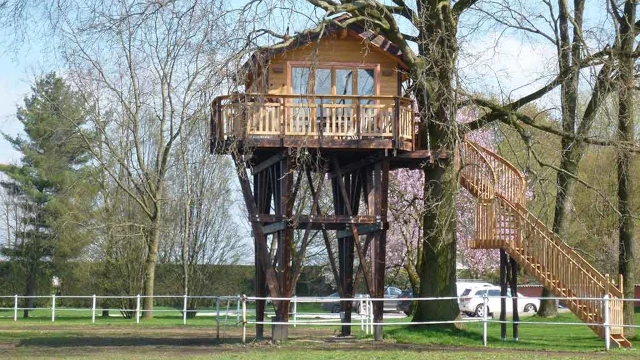 Turismo può essere inteso non solo come cose da vedere, ma come sensazioni da provare. Casa sull'albero con funzione turistica. Turismo può essere inteso non solo come cose da vedere, ma come sensazioni da provare.