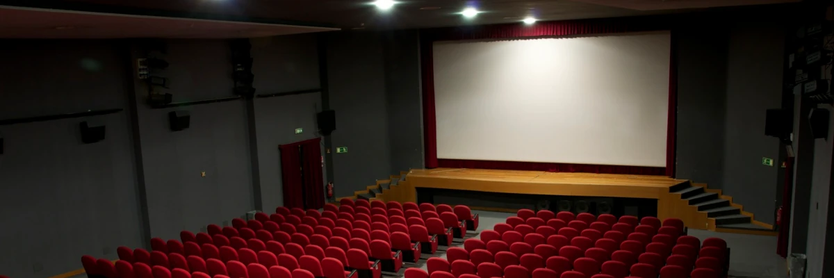 Il Cinema-Teatro Agorà è cinema, teatro, concerti, conferenze e altro ancora La sala del cinema-teatro, con il grande schermo visto di fronte dall'alto. Il Cinema-Teatro Agorà è cinema, teatro, concerti, conferenze e altro ancora