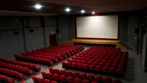 La sala del cinema-teatro, con il grande schermo visto di fronte dall'alto. Il Cinema-Teatro Agorà è cinema, teatro, concerti, conferenze e altro ancora