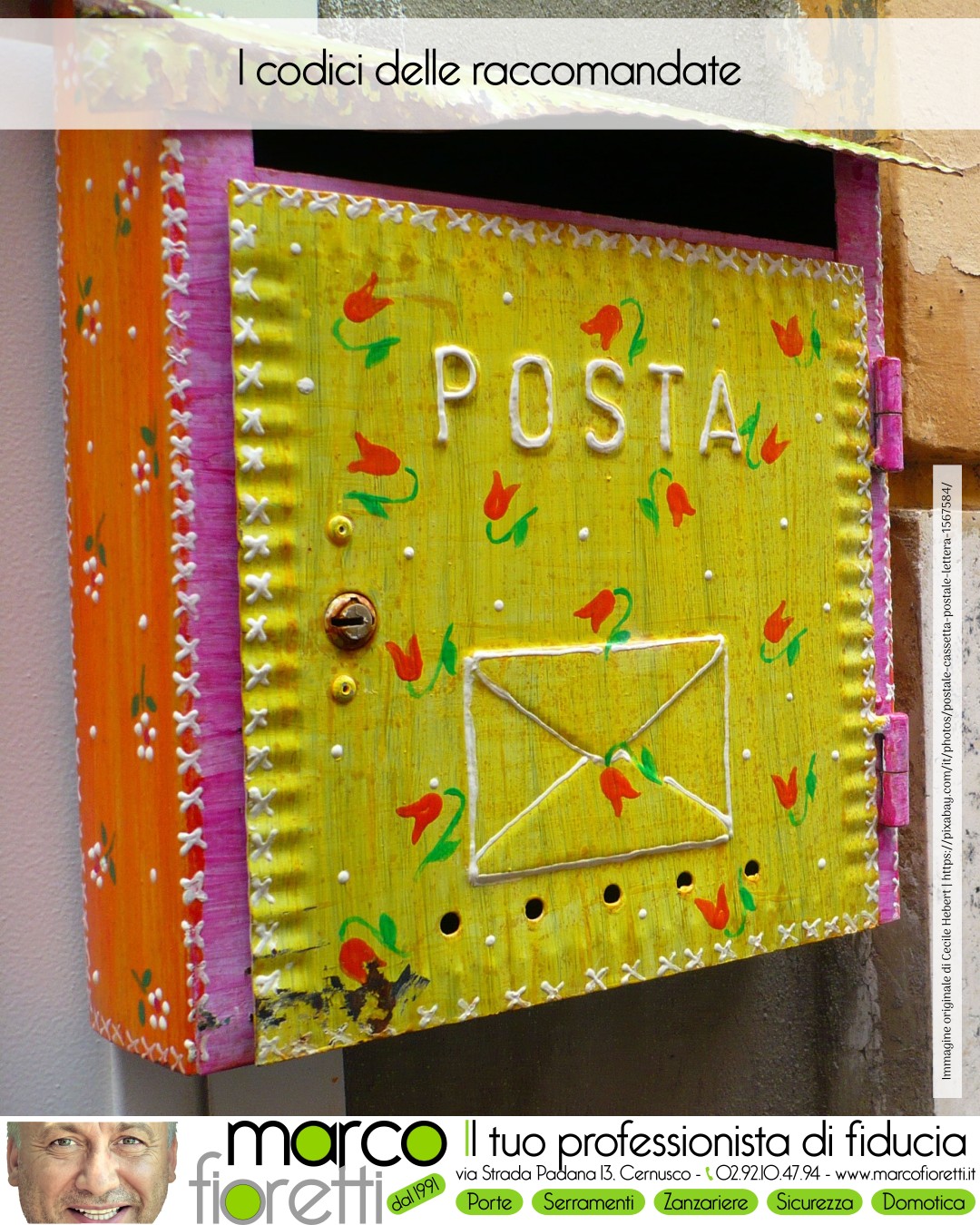 Cassetta postale decorata con elementi floreali dipinti. Cassetta postale decorata con elementi floreali dipinti.
