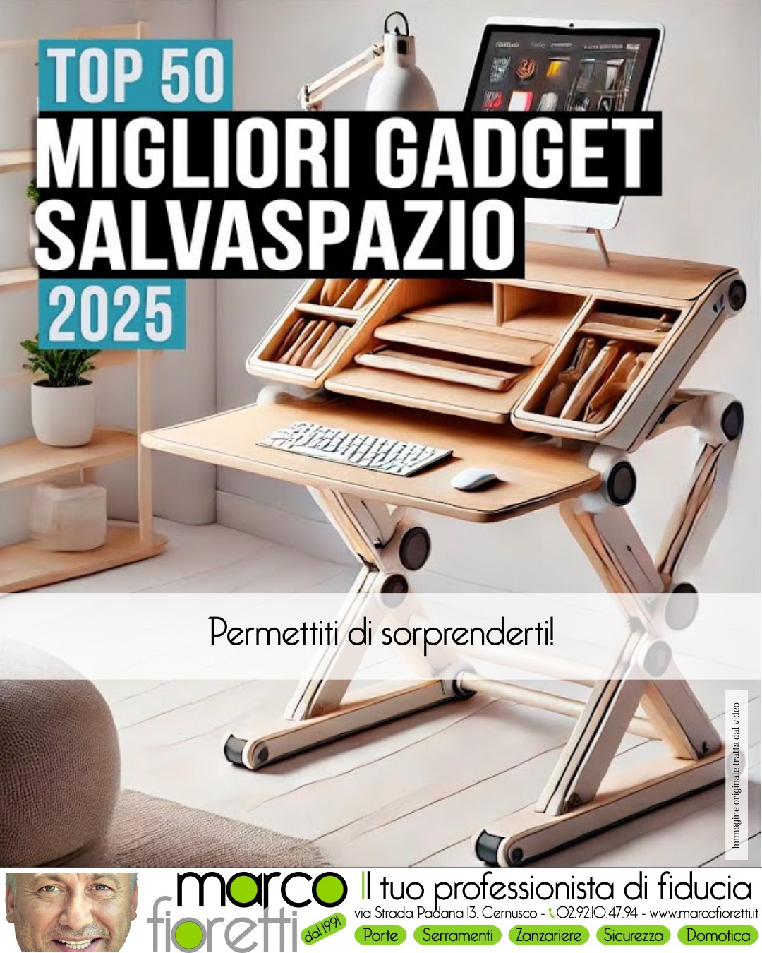 Una scrivania in legno, pieghevole e piena di scomparti