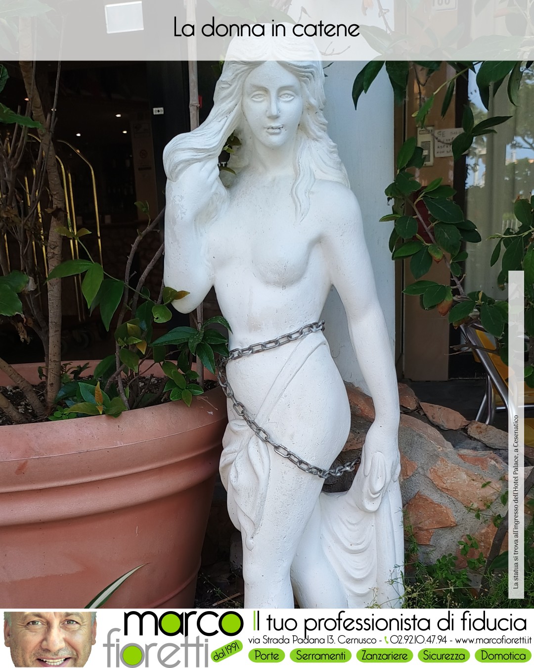 Statua femminile bianca con una catena intorno al corpo davanti a un ingresso. Statua femminile bianca con una catena intorno al corpo davanti a un ingresso.