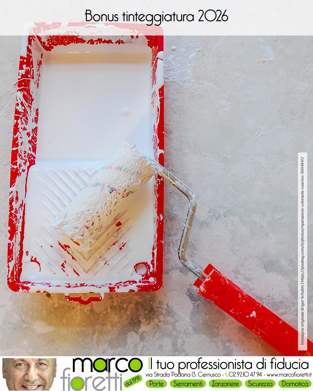 Rullo da pittura e vaschetta con vernice bianca per imbiancare casa.ModelloSocial Rullo da pittura e vaschetta con vernice bianca per imbiancare casa.