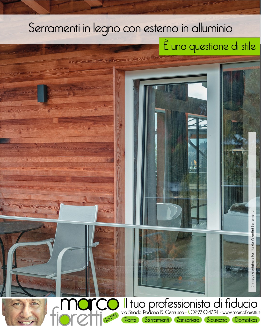 Una finestra legno e alluminio